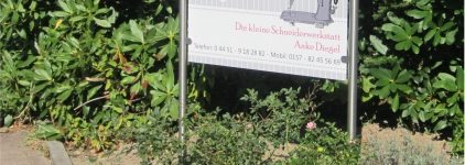 Schild die kleine Schneiderwerkstatt